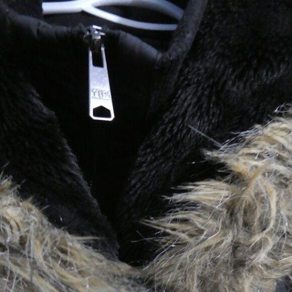 REITMANS | xl - extra large | Black Puffer Coat With Fur Trimmed Hoodie - Picture 7 of 16